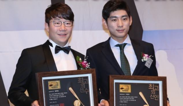 Kia Tigers pitcher Yang Hyeon-jong (L) poses for photo with Nexen Heroes outfielder Lee Jung-hoo after they received awards from the Korea Professional Baseball Alumni Association at a Seoul hotel on Dec. 7, 2017. (Yonhap)