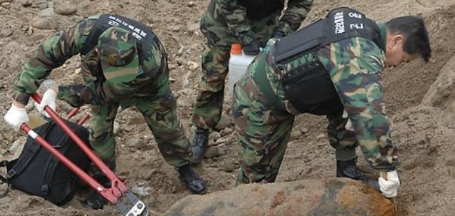 South Korean Air Force soldiers remove an unexploded shell at a construction site in Hoengseong, east of Seoul, in this file photo dated Nov. 28, 2008. (Yonhap)