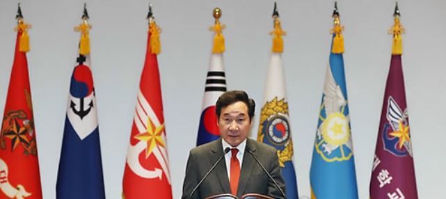 Prime Minister Lee Nak-yon speaks during a graduation ceremony at National Defense University on Dec. 7. (Yonhap)