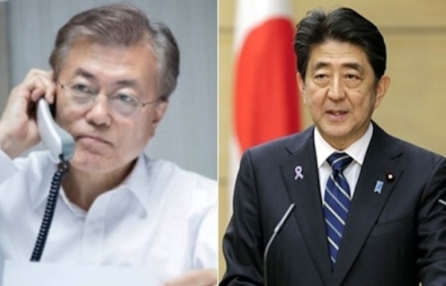 South Korean President Moon Jae-in (left) and Japanese Prime Minister Shinzo Abe (right) (Yonhap)