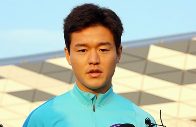 South Korean midfielder Ju Se-jong speaks to reporters before training at a football field near Ajinomoto Stadium in Tokyo on Dec. 7, 2017. (Yonhap)