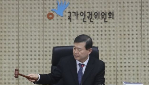 This photo, taken on Jan. 23, 2017, shows Lee Sung-ho, the chairperson of the National Human Rights Commission of Korea, presiding over a meeting in Seoul. (Yonhap)
