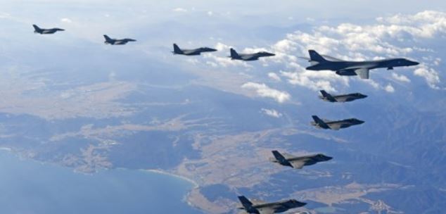 A B-1B Lancer bomber of the U.S. Air Force flies over Korea in formation with the allies' fighter jets on Dec. 6, 2017, in this photo provided by South Korea's Air Force. (Yonhap)