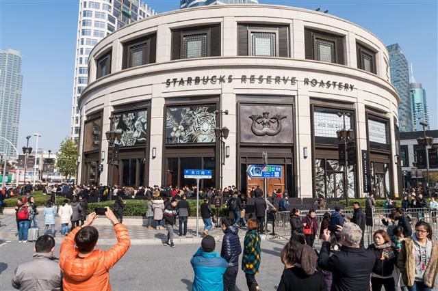 <YONHAP PHOTO-5255> General view of the Starbucks Reserve Roastery outlet in Shanghai on December 6, 2017. Starbucks opened its largest cafe in the world in Shanghai on December 6 as the US-based beverage giant bets big on the burgeoning coffee culture of a country traditionally known for tea-drinking. / AFP PHOTO / - / China OUT/2017-12-06 18:34:51/ <저작권자 ⓒ 1980-2017 ㈜연합뉴스. 무단 전재 재배포 금지.>
