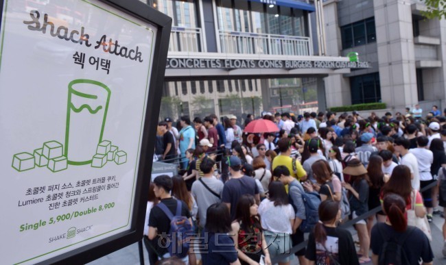 미국 뉴욕의 명물 ‘쉐이크쉑(Shake Shack) 버거’ 한국 1호 매장(서울 강남점). 개점 7개월 만에 전 세계 120여 개 매장 중 매출 1위를 기록했다. [헤럴드경제DB]