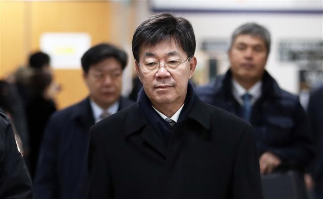 ‘돈 봉투 만찬’ 논란의 장본인인 이영렬 전 서울중앙지검장이 8일 오전 서초구 서울중앙지법에서 열린 선고 공판에서 무죄를 선고받았다. 이로써 이 전 지검장은 ‘청탁금지법 위반 1호 검사장’이라는 불명예를 피하게 됐다. [연합뉴스]
