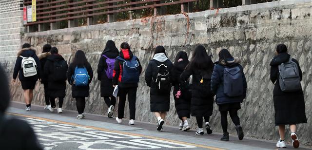 <YONHAP PHOTO-3504> 한파 녹이는 롱패딩 열기 (서울=연합뉴스) 이정훈 기자 = 한파가 기승을 부린 8일 오전 서울 종로구 감고당길에서 여고생들이 롱패딩을 입고 등교하고 있다. 2017.12.8 uwg806@yna.co.kr/2017-12-08 08:16:27/ <저작권자 ⓒ 1980-2017 ㈜연합뉴스. 무단 전재 재배포 금지.>