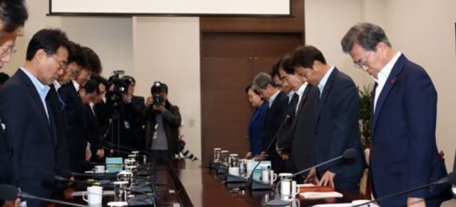 President Moon Jae-in (R) holds a moment of silence in honor of the victims of a chartered fishing boat accident before holding a weekly meeting with his top aides at the presidential office Cheong Wa Dae in Seoul on Dec. 4, 2017. (Yonhap)