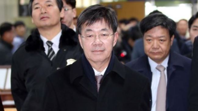 Lee Young-ryeol, former chief of the Seoul Central District Prosecutors' Office, walks out of a courtroom in southern Seoul on Dec. 8, 2017, after he was acquitted of charges in violation of an anti-graft law. (Yonhap)