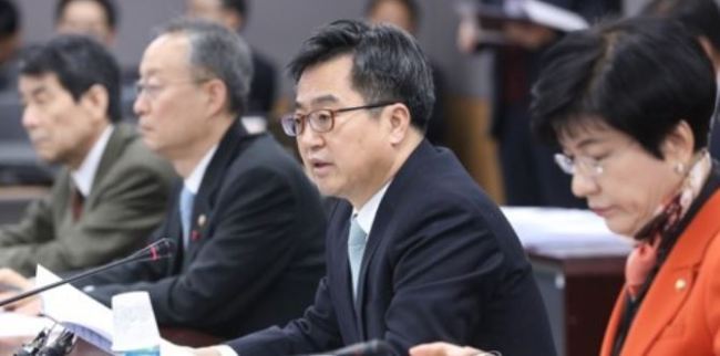 Finance Minister Kim Dong-yeon (2nd from right) speaks during an economy-related ministers meeting in Seoul on Dec. 8, 2017. (Yonhap)
