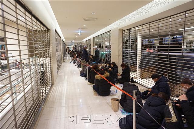 지난 11월 평창 롱패딩을 구입하기 위해 이른아침부터 대기하고 있는 사람들의 모습 [사진=헤럴드경제DB]