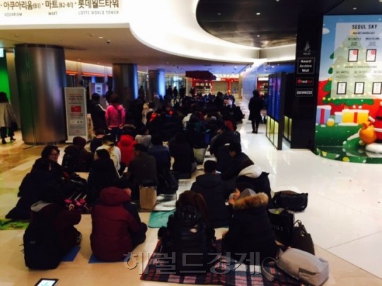 지난 30일 서울 롯데백화점 잠실점 에비뉴엘. 평창롱패딩을 구입하기 위한 소비자들이 장사진을 치고 있는 모습. [박로명 기자/dodo@heraldcorp.com]