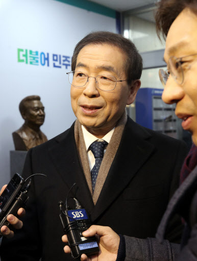 박원순 서울시장이 8일 오전 민주당 소속 지자체장 성과 평가회에 참석하기 위해 서울 영등포구 더불어민주당 당사로 들어서고 있다.[사진=연합뉴스]