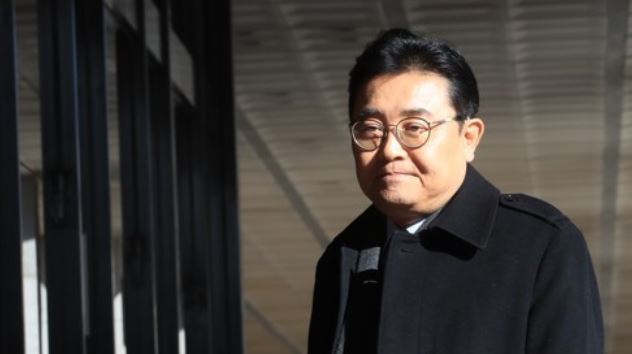 Jun Byung-hun, former senior aide to President Moon Jae-in appears at the Seoul Central District Prosecutors' Office for questioning over a bribery case Dec. 4, 2017. (Yonhap)