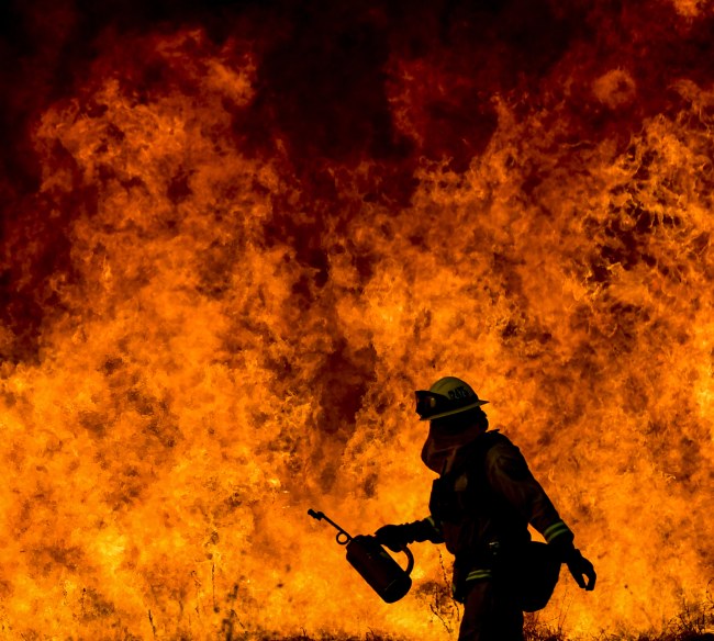 CalFire works in Ventura County as efforts continue against the Thomas Fire in Ojai, California, USA, 09 December 2017. (EPA-Yonhap)
