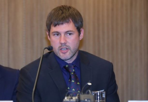 In this file photo taken on Aug. 28, 2017, Michael Swift, captain of High1 in the Asia League Ice Hockey, speaks at a press conference during the league's preseason media day in Seoul. (Yonhap)