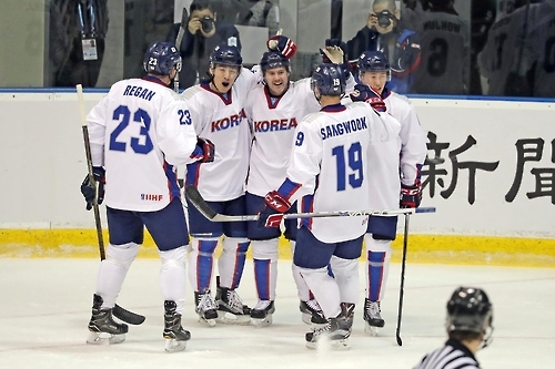 In this photo provided by the Korea Ice Hockey Association on Feb. 24, 2017, South Korean forward Michael Swift (C) celebrates his goal against Japan with his teammates during the Asian Winter Games at Tsukisamu Gymnasium in Sapporo, Japan. (Yonhap)