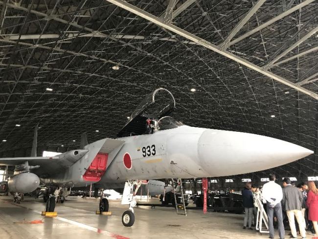 A F-15J fighter jet is stored at the hangar in Yokota air base. (Yeo Jun-suk/The Korea Herald)