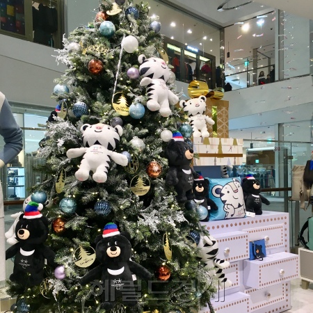 [사진=롯데백화점에 진열된 ‘평창 굿즈’. 김유진 기자/kacew@heraldcorp.com]