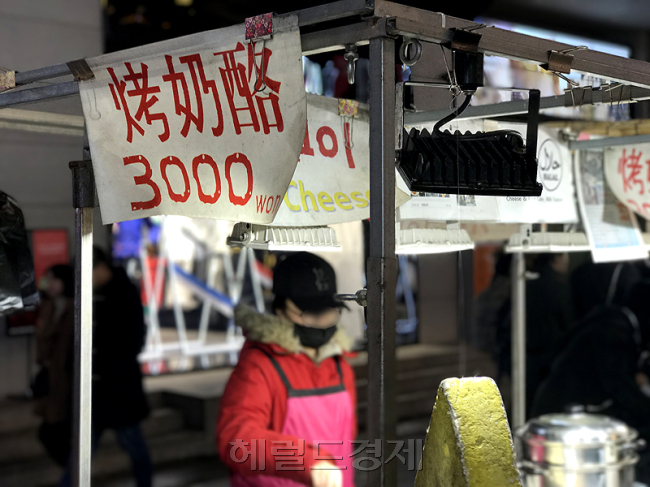 지난 주말 명동 거리. 불황을 잊은듯 중앙로에 엄청난 인파가 몰렸다. 그러나 요우커보다는 태국 등 동남아계열의 관광객이 주를 이뤘다.