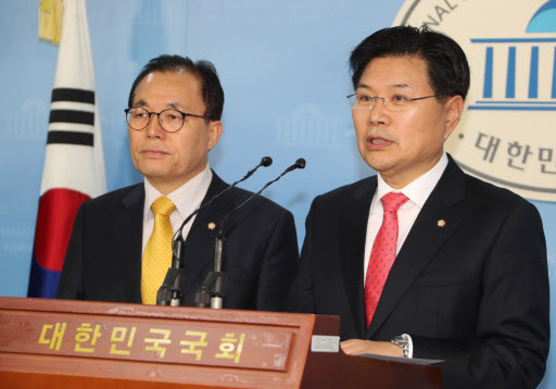 자유한국당 홍문종(오른쪽) 의원이 10일 국회 정론관에서 정책위의장 후보인 이채익 의원과 함께 원내대표 출마를 선언하는 기자회견을 하고 있다. [사진제공=연합뉴스]