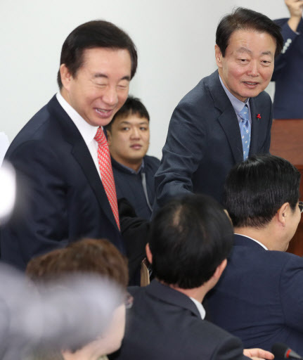 자유한국당 원내대표 후보에 나선 한선교, 김성태 의원이 8일 오전 서울 여의도 국회 본청에서 당내 초선의원들과 만나는 자리에서 인사하고 있다. [사진제공=연합뉴스]