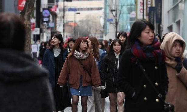 This undated file photo shows foreign tourists in Seoul's Myeongdong shopping district. (Yonhap)