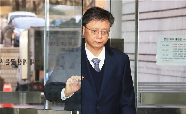 우병우 전 청와대 민정수석이 11일 오전 서초구 서울중앙지방법원에서 열린 직권남용 및 직무유기 등에 대한 속행공판에 출석하기 위해 법정으로 향하고 있다. 우 전 수석은 10일 ‘과학기술계 블랙리스트’ 의혹 등 새롭게 포착된 혐의와 관련해 검찰에 5번째로 소환돼 조사를 받았다.  [연합뉴스]
