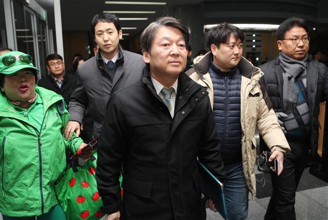 안철수 국민의당 대표가 11일 오전 전북 전주시 완산구 전북도의회에서 열린 국민의당 제40차 최고위원회의 전북현장 최고위원회의장에 들어서고 있다.  [연합뉴스]