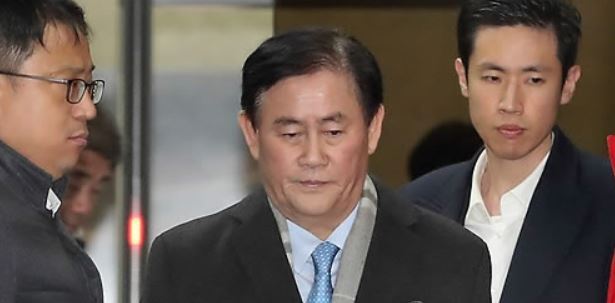 This photo, taken Dec. 7, 2017, shows former Finance Minister Choi Kyung-hwan leaving the prosecution's office in Seoul after an interrogation over bribery allegations. (Yonhap)