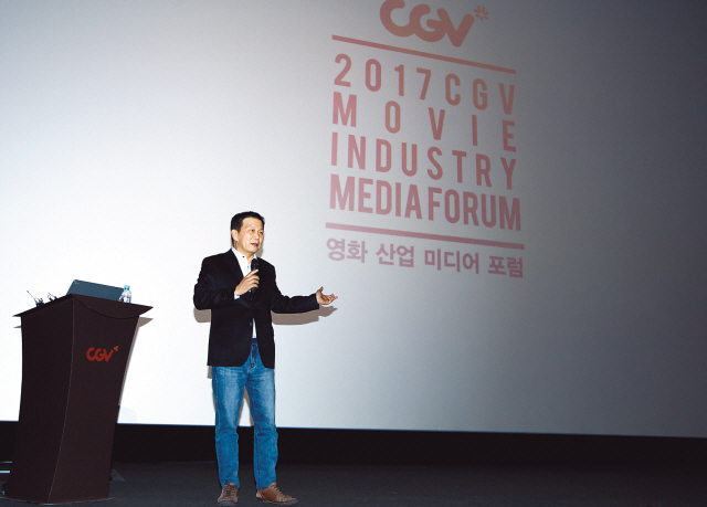 CJ CGV는 최근 ‘2017 영화시장 결산 및 2018년 트렌드 전망’을 주제로 ‘2017 송년 CGV 영화산업 미디어포럼’을 개최했다. 작은 사진은 올해 유일하게 천만관객을 돌파한 ‘택시운전사’.