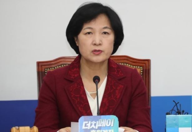 Choo Mi-ae, the leader of the ruling Democratic Party, speaks during a meeting with senior party officials at the National Assembly in Seoul on Dec. 11, 2017. (Yonhap)