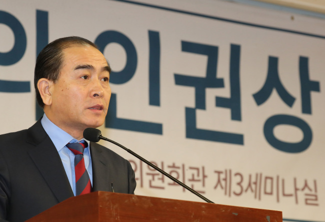 국회인권포럼 아시아인권의원연맹 주최로 11일 오전 국회 의원회관에서 열린 2017 올해의 인권상시상식에서 태영호 국가안보전략연구원 자문연구위원(전 영국주재 북한공사)이 인권상을 수상한 후 소감을 밝히고 있다.[사진=연합뉴스]
국회인권포럼 아시아인권의원연맹 주최로 11일 오전 국회 의원회관에서 열린 2017 올해의 인권상시상식에서 태영호 국가안보전략연구원 자문연구위원(전 영국주재 북한공사)이 인권상을 수상한 후 소감을 밝히고 있다.[사진=연합뉴스]
