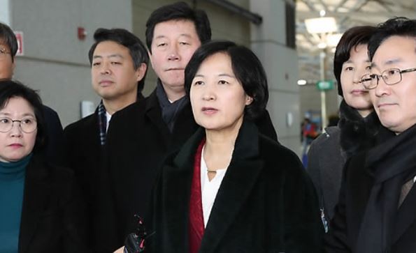 Choo Mi-ae, the leader of the ruling Democratic Party, speaks during a meeting with reporters at the Incheon International Airport, west of Seoul, on Dec. 11, 2017. (Yonhap)