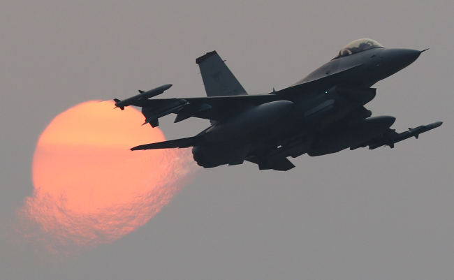 US Air Force F-16 fighter jet takes part in a joint aerial drill exercise 'Vigilant Ace' Thursday afternoon (Yonhap)