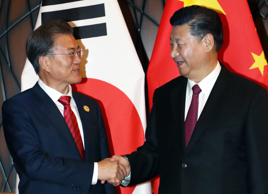 Moon Jae-in and Xi Jinping meet in Da Nang, Vietnam on Nov. 11 (Yonhap)