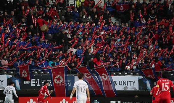 Supporters of North Korea women's national football team encourage their team by hitting balloon sticks together during the East Asian Football Federation E-1 Football Championship match between North Korea and South Korea at Soga Sports Park in Chiba, Japan, on Dec. 11, 2017. (Yonhap)