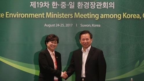 김은경 환경부 장관과 리간제 중국 환경보호부 부장이 지난 8월 한국에서 개최된 한중일 환경장관회담에 앞서 양자회동을 갖고 있다.  [연합뉴스]