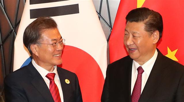 문재인 대통령이 오는 13일부터 3박4일간 일정으로 중국을 국빈 방문한다. 지난달 11일 APEC 정상회의 참석 중인 문재인 대통령과 시진핑 중국 국가주석이 정상회담을 하기에 앞서 포즈를 취하고 있다.  ［연합뉴스］