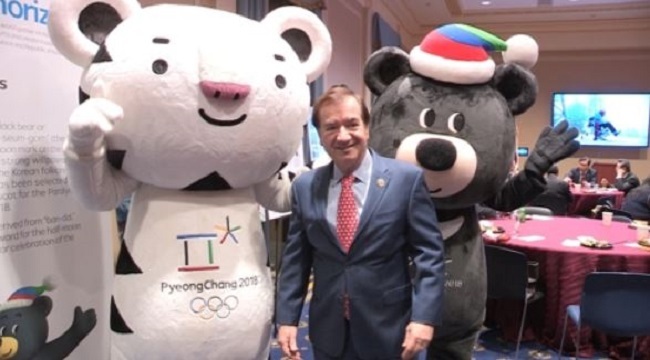 Rep. Ed Royce (R-CA) poses with Soohorang (L) and Bandabi, the mascots for the PyeongChang Winter Olympics, at a promotional event held at the U.S. Congress in Washington on Dec. 11, 2017. (Yonhap)