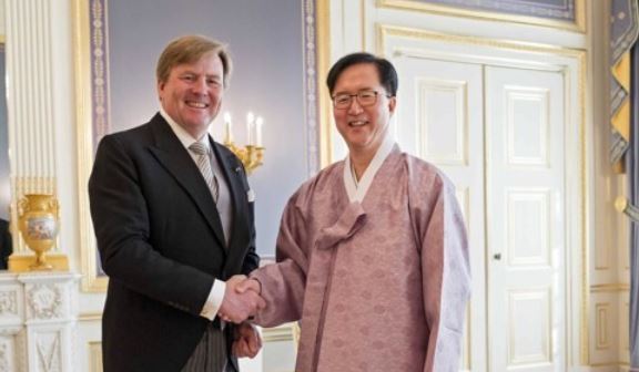 This April 2017 photo, released by Europe's news photo agency EPA, shows South Korean Ambassador to the Netherlands Lee Yun-young (R) posing for a photo with Dutch King Willem-Alexander at the Noordeinde Palace in The Hague after presenting his credentials to the king. (Yonhap)