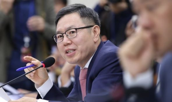 This photo, taken Oct. 19, 2017, shows Choung Tae-ok, the spokesman of the main opposition Liberty Korea Party, speaking during a parliamentary session at the National Assembly in Seoul. (Yonhap)