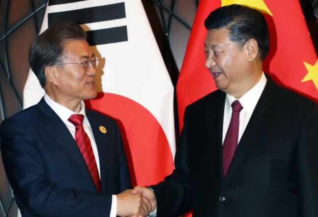 Moon Jae-in and Xi Jinping meet in Da Nang, Vietnam on Nov. 11 (Yonhap)