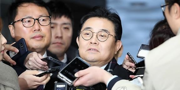 Jun Byung-hu, a former senior secretary to President Moon Jae-in, speaks to reporters after arriving at the Seoul Central District Court for arraignment on Dec. 12. (Yonhap)