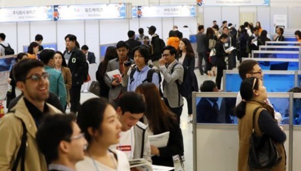 This file photo, taken April 28, 2017, shows job-seeking foreigners attending a recruitment exposition in Seoul. (Yonhap)