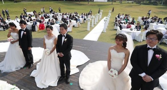 A joint wedding ceremony of multicultural couples takes place in Seoul on Oct. 14, 2016. (Yonhap)