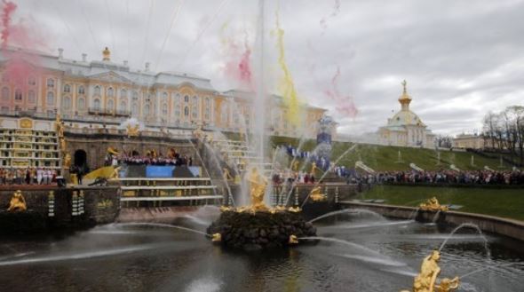 In this file photo taken by the EPA on May 20, 2017, artists perform the annual Spring Fountain Show named "Journey to the Land of Don Quixote" at the Grand Cascade of the Peterhof Park in St. Petersburg, Russia. (Yonhap)