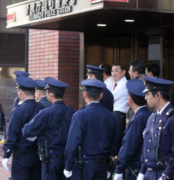 This file photo, dated Dec. 9, 2015, shows police officers standing guard in front of the Kojimachi Police Station in Tokyo's Chiyoda Ward, where a South Korean man was in custody for a suspected bombing at a public restroom at Tokyo's Yasukuni Shrine. The shrine is seen as a symbol of Japan's militarist past by neighboring Asian countries. (Yonhap)