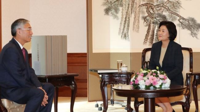 First lady Kim Jung-sook (right)in a meeting with Chinese Ambassador to Korea Qiu Guohong (left) at Cheong Wa Dae, on Sep. 27 (Yonhap)