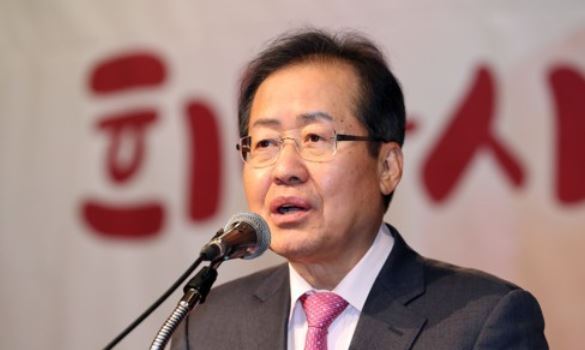 This photo, taken on Dec. 11, 2017, shows Hong Joon-pyo, the leader of the main opposition Liberty Korea Party, speaking during a forum in Seoul. (Yonhap)